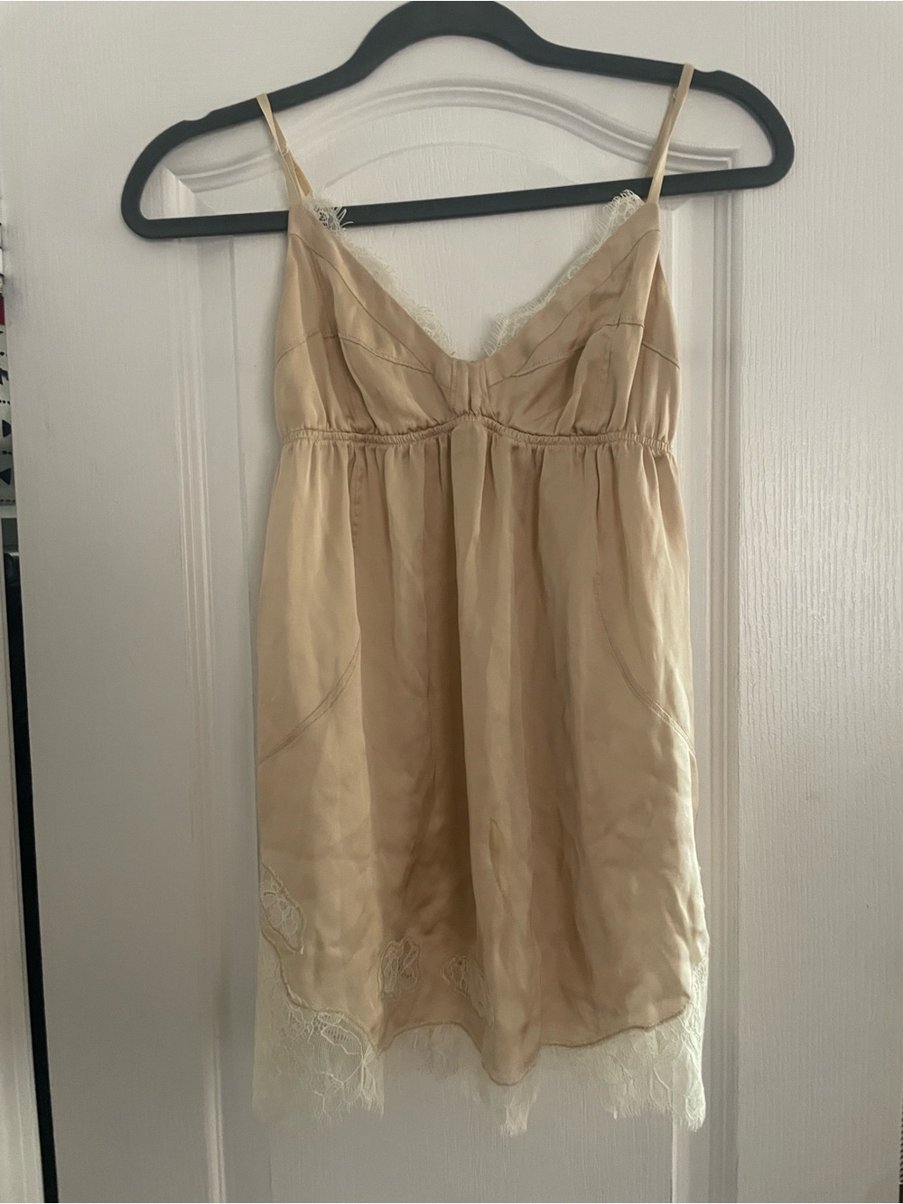 Wilfred Silky Lace-Trim Tank Top in Champagne